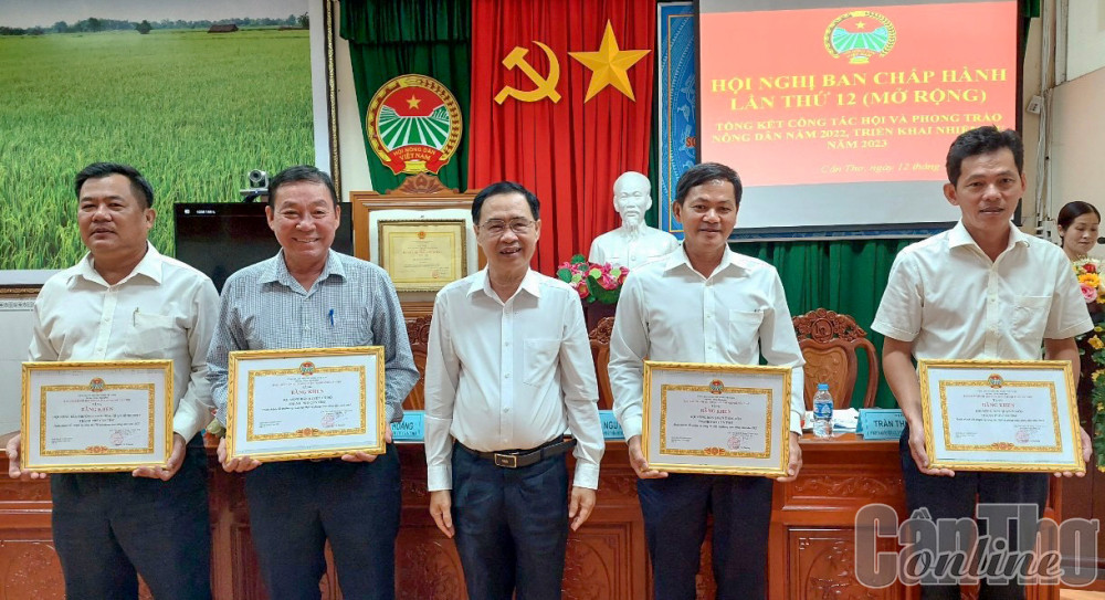 Đại diện các tập thể nhận Bằng khen của Hội Nông dân thành phố.