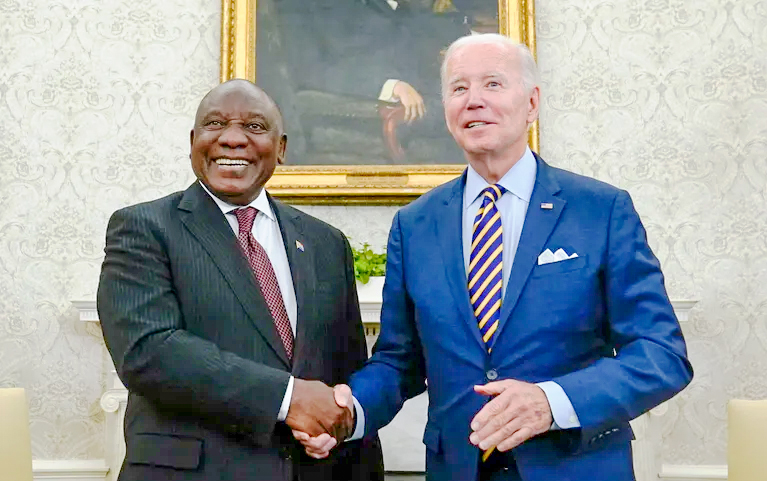 Tổng thống Mỹ Joe Biden (phải) trong cuộc gặp người đồng cấp Nam Phi Cyril Ramaphosa hồi tháng 9. Ảnh: AP