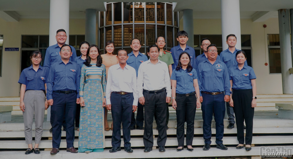 Đồng chí Lê Quang Mạnh, Bí thư Thành ủy và đồng chí Nguyễn Thanh Hoàng, Phó Trưởng Ban Dân vận Thành ủy chụp ảnh lưu niệm cùng Đoàn đại biểu TP Cần Thơ.
