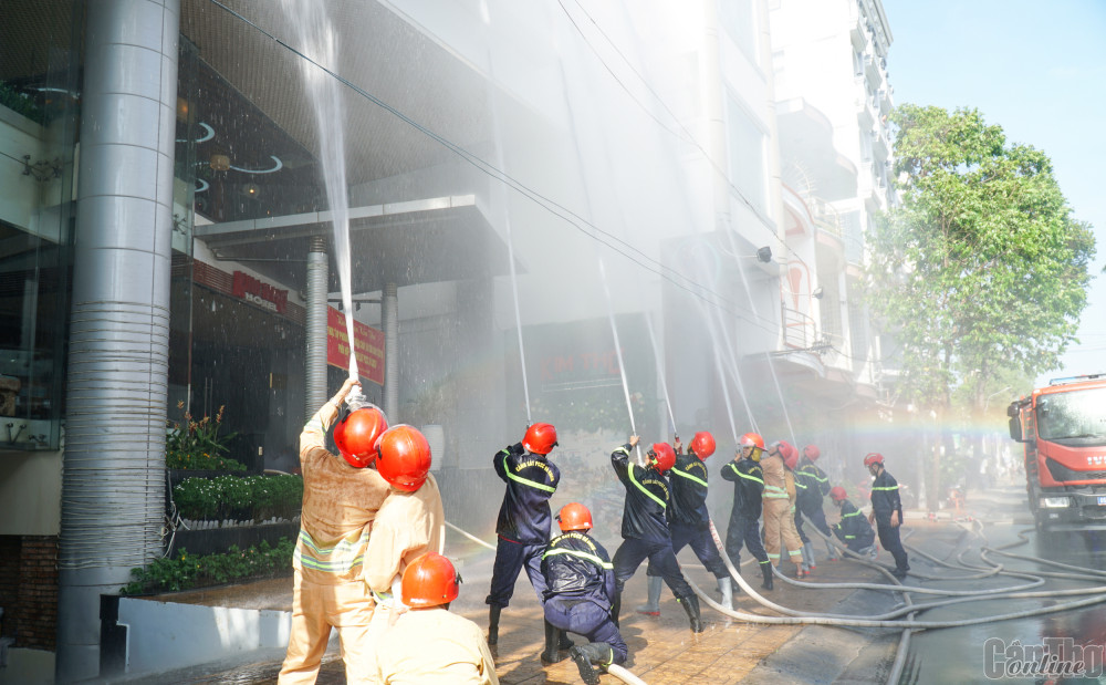 Các lực lượng chữa cháy chuyên nghiệp và đội PCCC cơ sở tham gia thực tập chữa cháy, cứu nạn, cứu hộ ở khách sạn Kim Thơ.