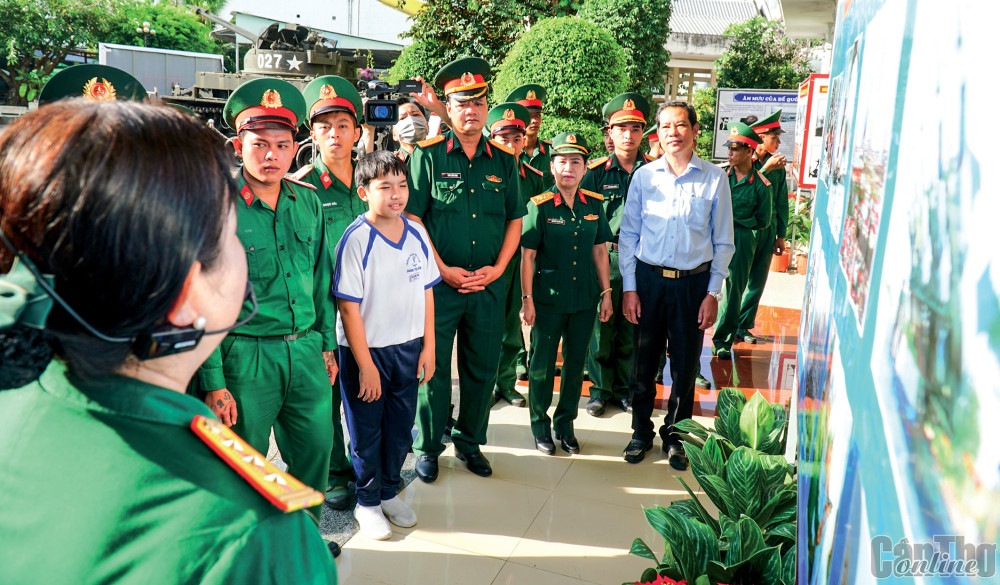 Khai mạc triển lãm chuyên đề “Âm vang chiến thắng Hà Nội - Điện Biên Phủ trên không” Cán bộ, chiến sĩ lực lượng vũ trang QK9 và học sinh tham quan triển lãm.