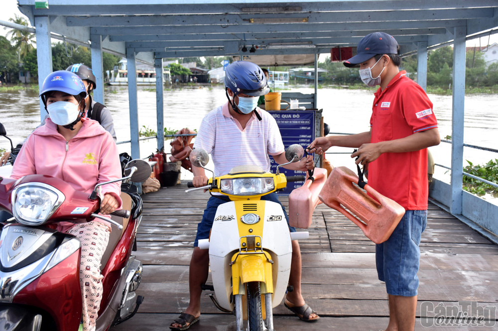 Cam kết thực hiện nghiêm Luật Giao thông đường thủy nội địa Nhân viên bến đò Rạch Sung (Phong Điền) phát dụng cụ nổi cứu sinh cầm tay cho hành khách sang sông.