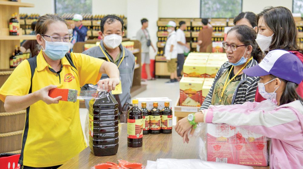 Hai sản phẩm nước mắm 40 và 43 độ đạm của Công ty Cổ phần thương mại Khải Hoàn đạt giải sản phẩm OCOP tiêu biểu vùng ĐBSCL năm 2022.