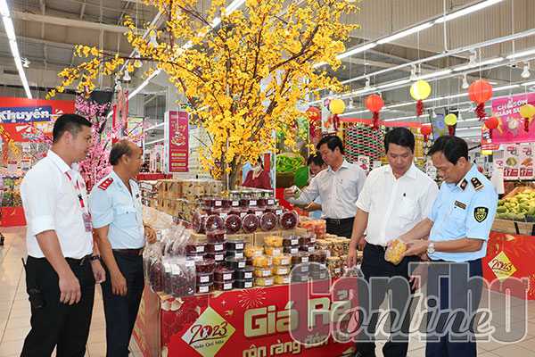 Hàng hóa phục vụ Tết dồi dào, giá ổn định