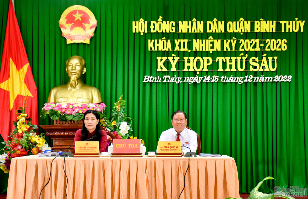 Chủ tọa kỳ họp HĐDN quận Bình Thủy.