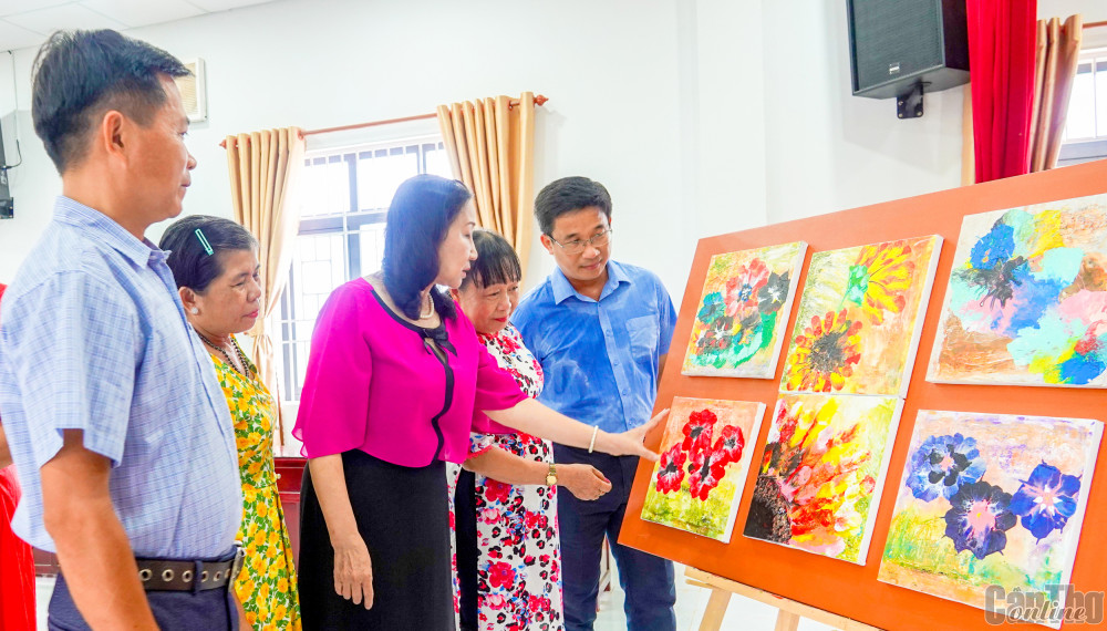 Tập hợp văn nghệ sĩ thành một khối đoàn kết, thống nhất, nâng cao chất lượng sáng tác văn học nghệ thuật Văn nghệ sĩ Cần Thơ xem tác phẩm tại Trại Sáng tác VHNT TP Cần Thơ năm 2022 do Liên hiệp các Hội VHNT TP Cần Thơ phối hợp Nhà Sáng tác Cần Thơ tổ chức. Ảnh: DUY KHÔI