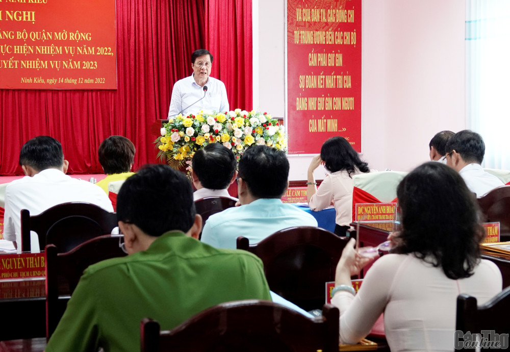 Đồng chí Phạm Văn Hiểu phát biểu chỉ đạo tại Hội nghị Ban Chấp hành Đảng bộ quận Ninh Kiều (mở rộng). Ảnh: NGỌC QUYÊN