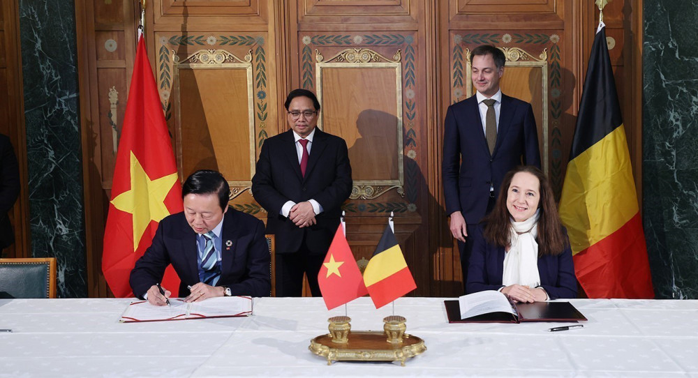 Thủ tướng Phạm Minh Chính và Thủ tướng Bỉ Alexander De Croo chứng kiến lễ ký Ý định thư hợp tác giữa Bộ Tài nguyên và Môi trường với Bộ Biển Bắc, Vương quốc Bỉ. Ảnh: Dương Giang-TTXVN