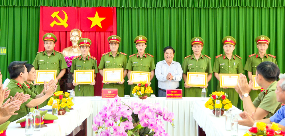 Ông Nguyễn Thành Út trao tặng giấy khen cho các tập thể, cá nhân có thành tích xuất sắc trong đấu tranh, triệt phá nhanh vụ án cướp tài sản. Ảnh: CTV
