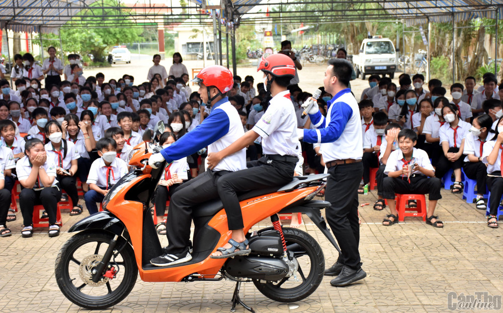 Học sinh Trường THCS Thạnh Tiến thực hiện tư thế ngồi trên mô tô, xe máy an toàn.