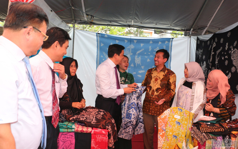 Các đại biểu tham quan gian hàng trưng bày sản phẩm vải truyền thống của Indonesia tại sự kiện.  