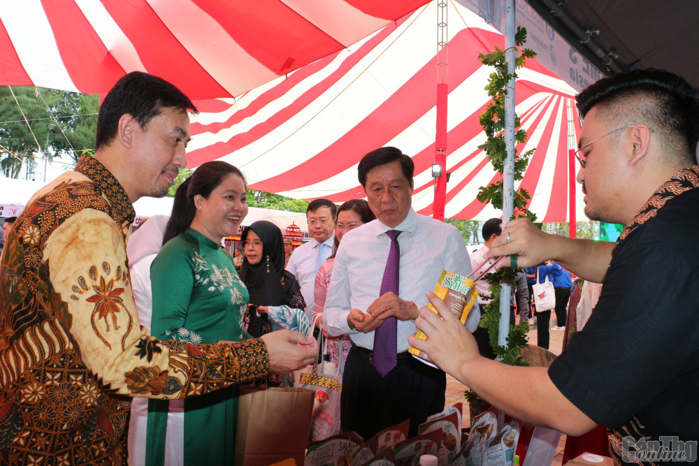 Các đại biểu thưởng thức món ăn  truyền thống của Indonesia. Ảnh: N.H