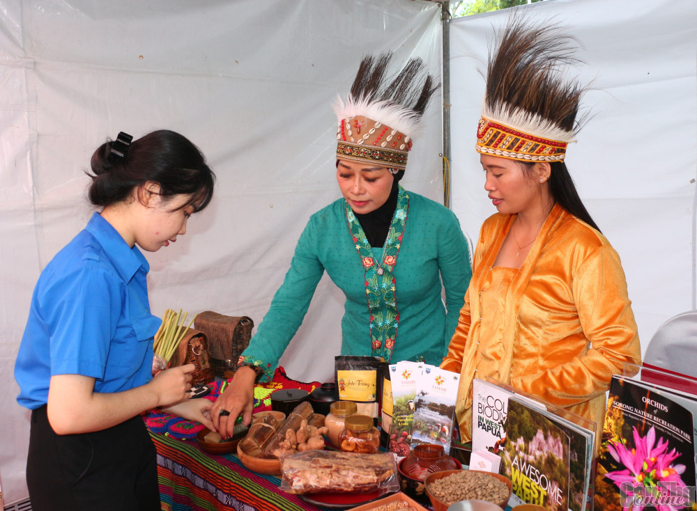 Các nghệ nhân Indonesia giới thiệu các sản phẩm truyền thống của đất nước mình tại sự kiện. Ảnh: N.H