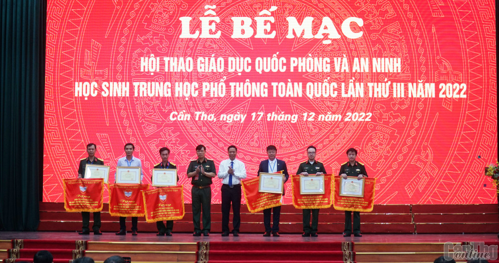 Ban Chỉ đạo, Ban tổ chức Hội thao trao giải toàn đoàn cho các đơn vị.