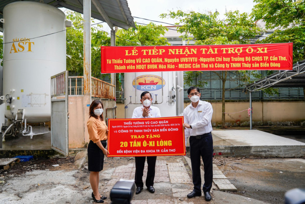Dấu ấn 5 năm của Bệnh viện Đa khoa Hòa Hảo - Medic Cần Thơ Thiếu tướng Vũ Cao Quân, thành viên Hội đồng quản trị BV tặng oxy cho BV Đa khoa TP Cần Thơ điều trị bệnh nhân COVID-19 nặng của thành phố. Ảnh do BV cung cấp