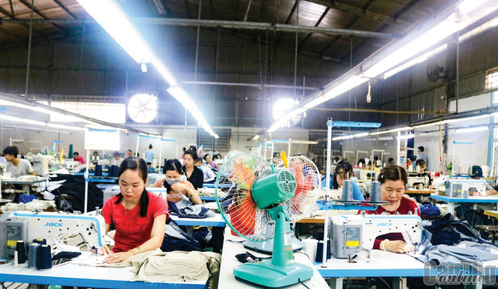 Hoạt động sản xuất tại Công ty TNHH May xuất khẩu Phong Điền, huyện Phong Điền.