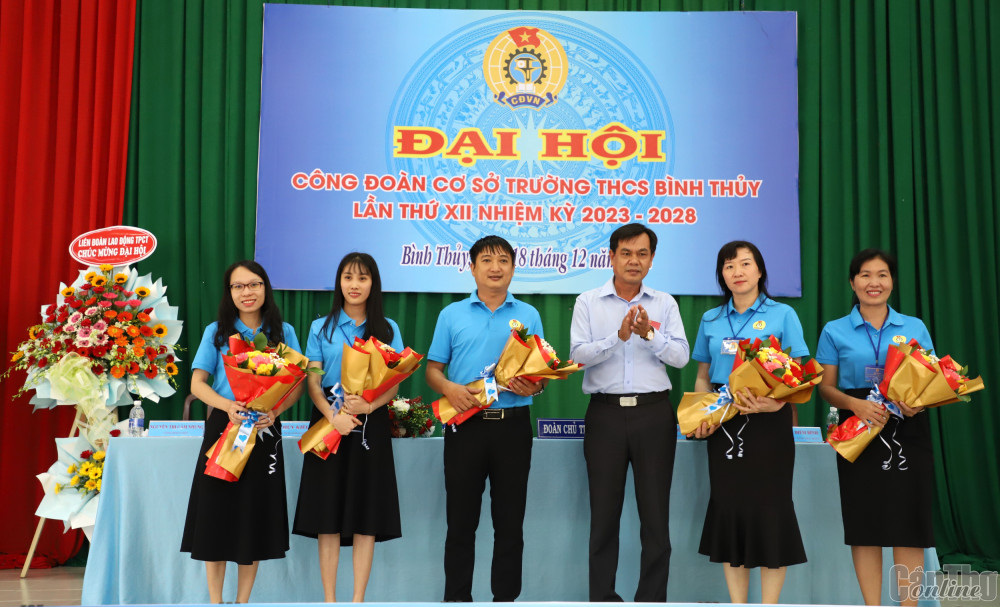 Lãnh đạo Ban Dân vận Quận ủy Bình Thủy tặng hoa cho Ban Chấp hành CĐCS Trường THCS Bình Thủy nhiệm kỳ 2023-2028. Ảnh: Hồng Vân