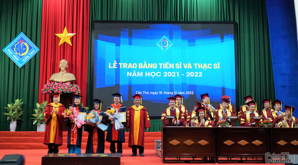 Ban Giám hiệu Trường ĐHCT khen thưởng cho 3 tân tiến sĩ đạt thành tích xuất sắc trong học tập, nghiên cứu khoa học. Ảnh: B.NG