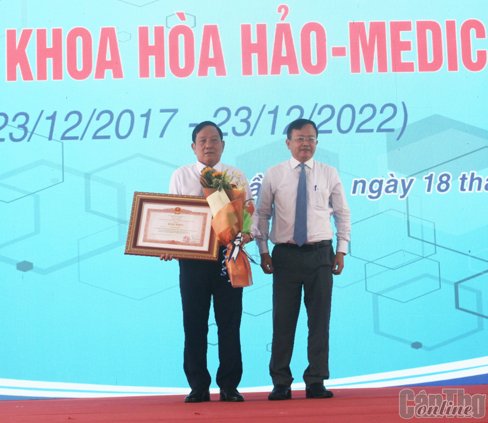 Ông Nguyễn Trung Nhân, Ủy viên Ban Thường vụ Thành ủy, Chủ tịch Ủy ban MTTQVN thành phố trao Bằng khen của Thủ tướng Chính phủ cho Thiếu tướng Vũ Cao Quân.