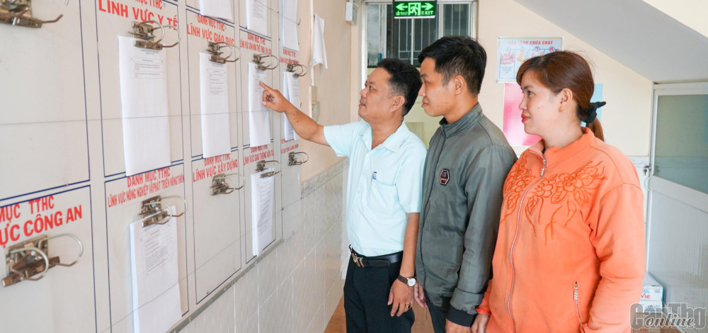 Người dân thị trấn Phong Điền tìm hiểu thủ tục hành chính niêm yết tại Bộ phận Một cửa.