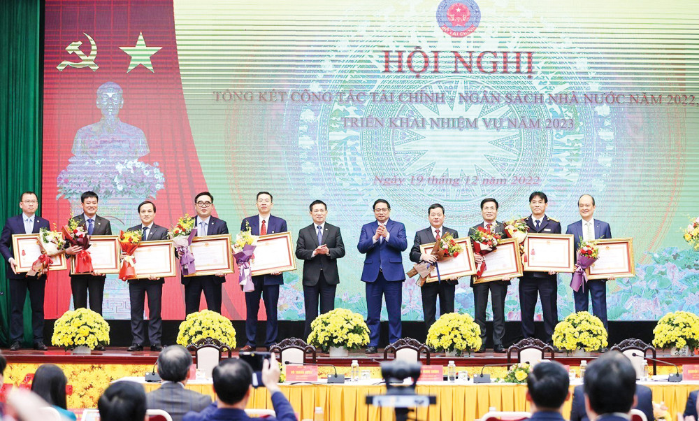 Thủ tướng Phạm Minh Chính trao Huân chương Lao động hạng Nhất và Nhì cho các cá nhân có thành tích xuất sắc. Ảnh: DƯƠNG GIANG - TTXVN