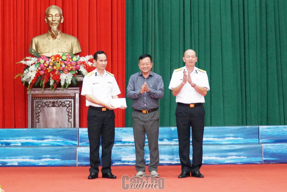 Đồng chí Nguyễn Trung Nhân, Ủy viên Ban Thường vụ Thành ủy, Chủ tịch Ủy ban MTTQVN thành phố, Trưởng đoàn Đại biểu TP Cần Thơ chúc Tết lãnh đạo Bộ Tư lệnh V5HQ.