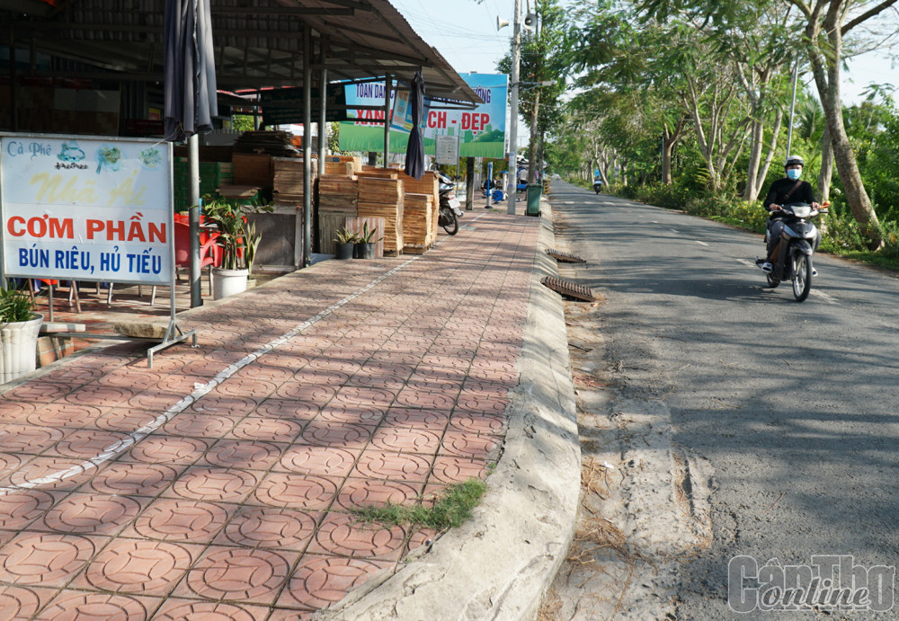 Nhiều biện pháp đảm bảo an toàn giao thông Hương lộ thị trấn Thới Lai - xã Trường Xuân A được kẻ vạch, quy định nơi buôn bán nhằm bảo đảm hành lang giao thông.
