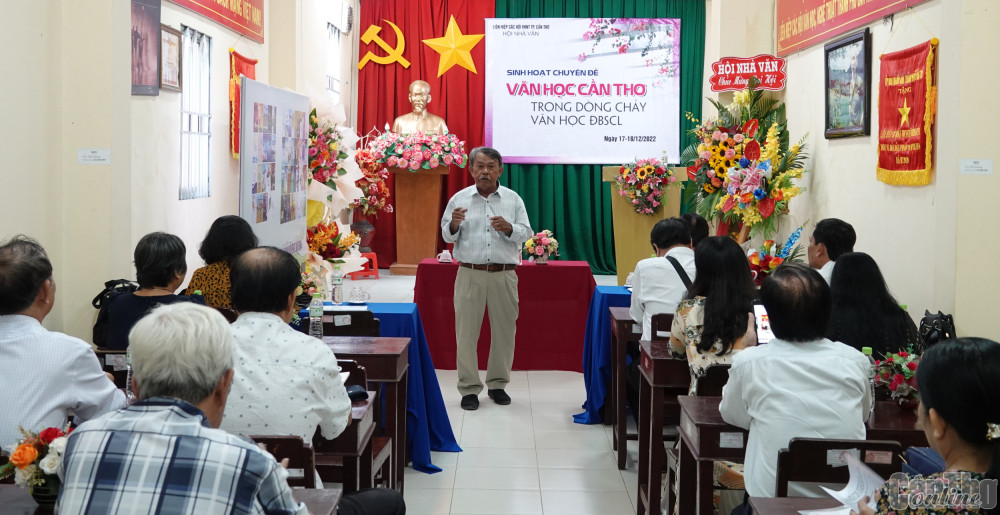 Nhà văn Nguyễn Trí trình bày chuyên đề về một số vấn đề của văn học Cần Thơ. Ảnh: DUY KHÔI