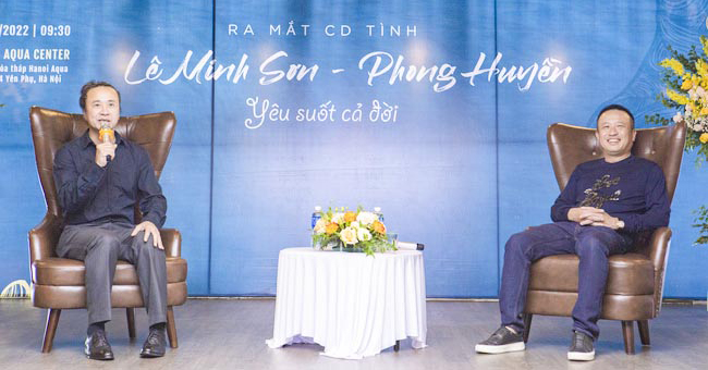 Sự hợp tác thú vị “Yêu suốt cả đời” Nhạc sĩ Lê Minh Sơn và tác giả Phong Huyền tại buổi ra mắt album “Yêu suốt cả đời”. Ảnh: VTV.vn