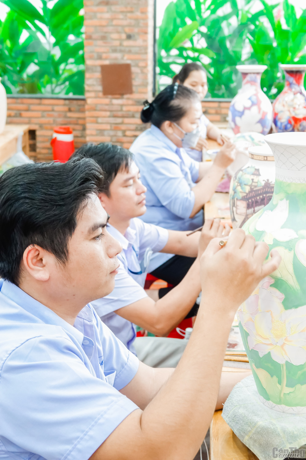 Sản phẩm tạo hình thô sau nhiều công đoạn nung, tráng men để thành sản phẩm hoàn chỉnh. Trong rất nhiều công đoạn công phu, bàn tay nghệ nhân vẽ hoa văn trên gốm được xem là kỳ công nhất