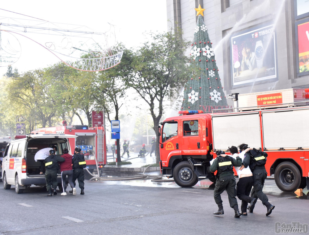 Lực lượng PCCC và CNCH cứu người ra khỏi đám cháy và đưa nạn nhân lên xe cứu thương