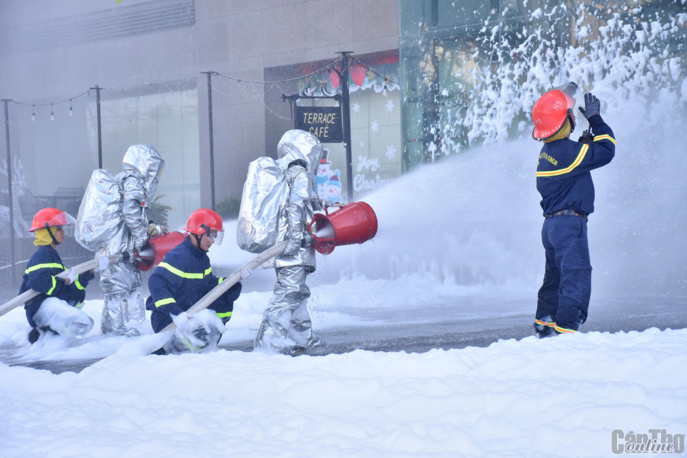  Lực lượng PCCC và CNCH Công an thành phố phun bọt tuyết để khống chế ngọn lữa cháy lan