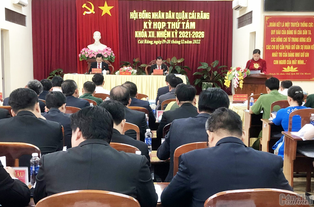Quang cảnh kỳ họp thường lệ cuối năm 2022 của HĐND quận Cái Răng.