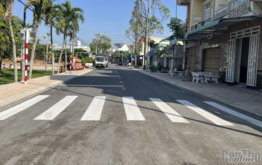 Một tuyến đường trung tâm trong nội ô phường Châu Văn Liêm đã được kẻ mới lại vạch đường… góp phần đảm bảo trật tự an toàn giao thông trên địa bàn quận.