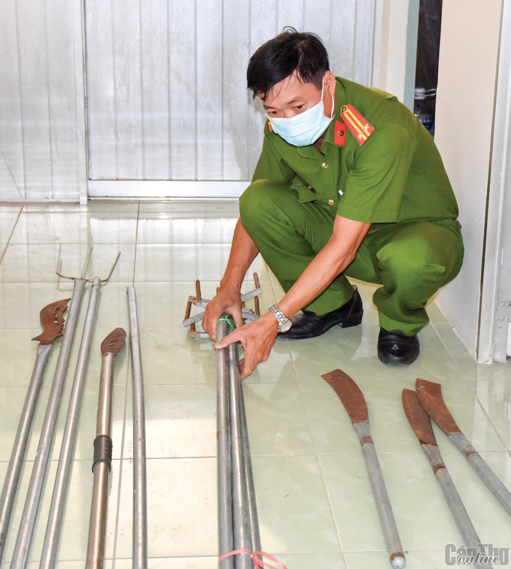 Các loại vũ khí thô sơ có khả năng sát thương của các đối tượng được Công an phường Lê Bình thu giữ.