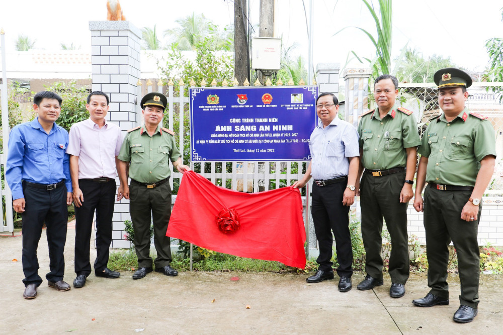 Đoàn Thanh niên Công an TP Cần Thơ phối hợp thực hiện công trình thanh niên “Ánh sáng an ninh” tại huyện Thới Lai. Ảnh: Công an TP Cần Thơ