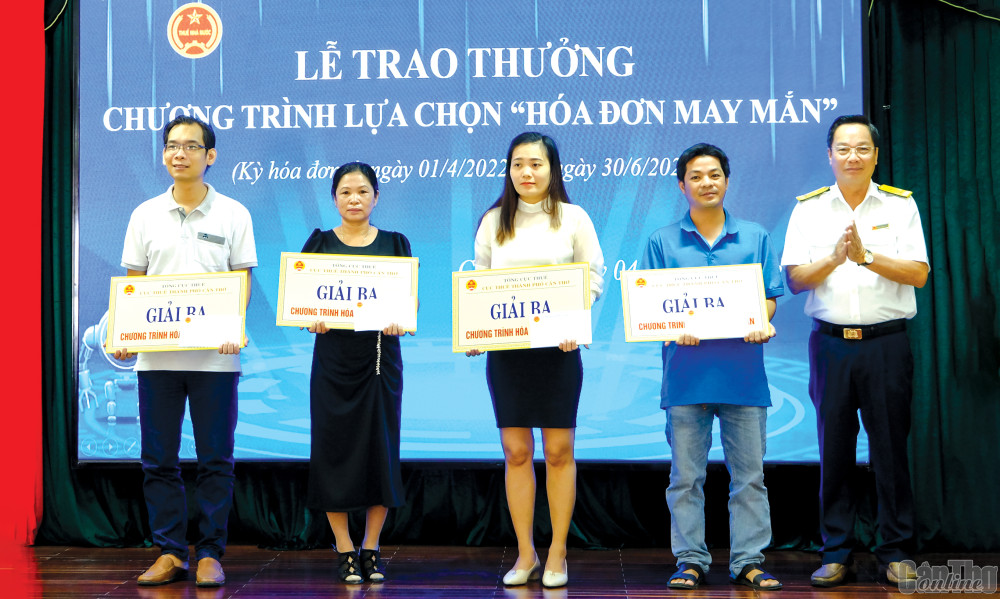 Lãnh đạo Cục Thuế TP Cần Thơ trao thưởng cho cá nhân, hộ kinh doanh trúng thưởng “Hóa đơn may mắn” kỳ quý II-2022.