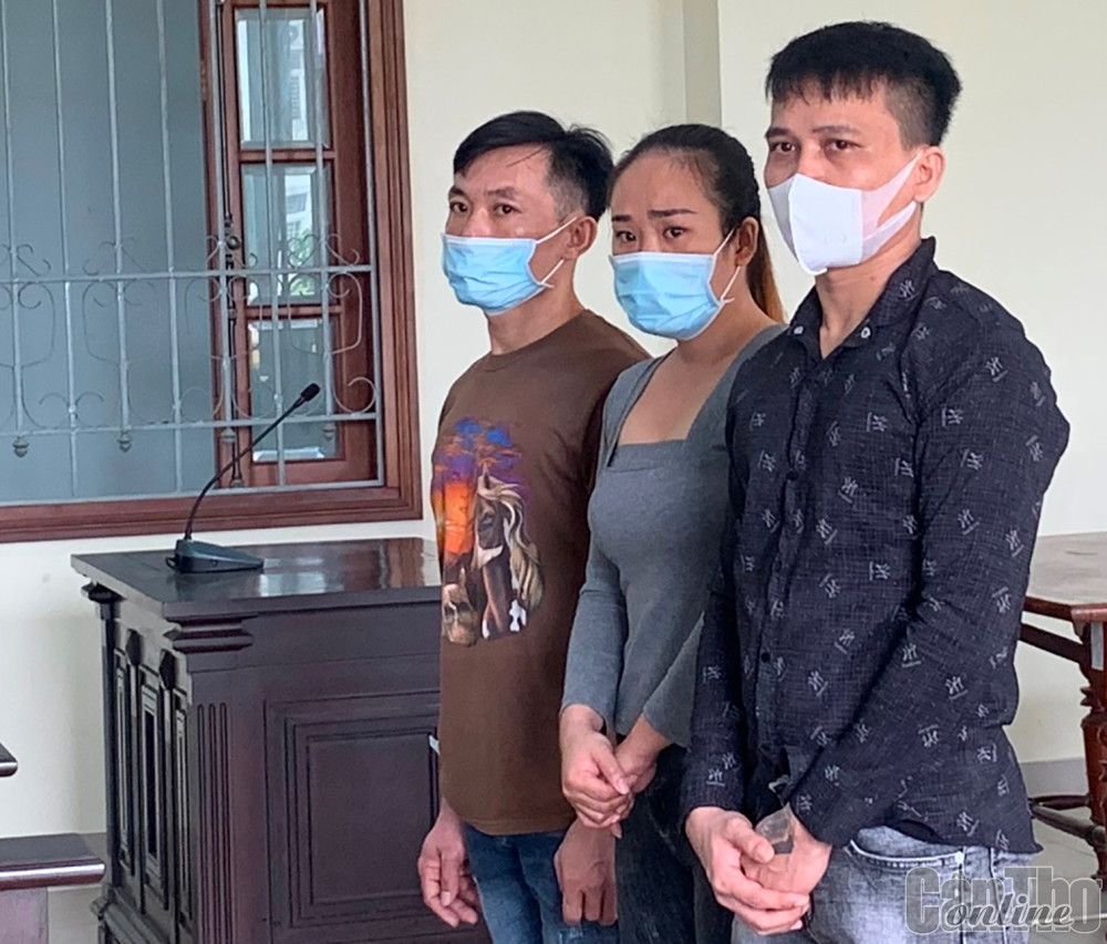 Các bị cáo Hữu, Ngọc và Khánh tại phiên tòa sơ thẩm.
