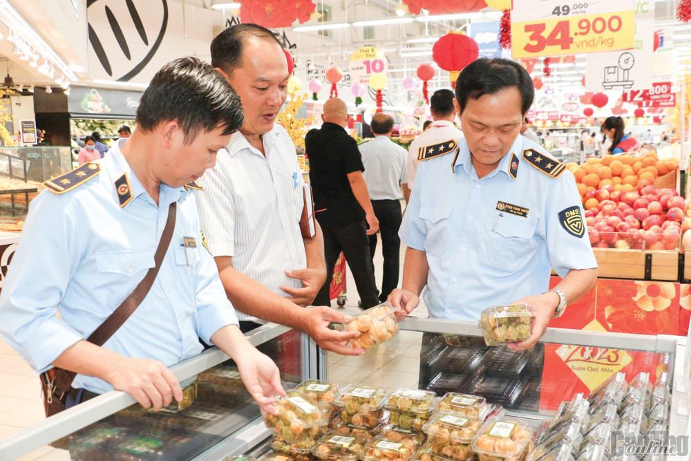 Sẵn sàng hàng hóa kinh doanh Tết Cán bộ Cục QLTT TP Cần Thơ phối hợp với cơ quan liên quan kiểm tra hàng hóa tại một siêu thị trên địa bàn thành phố.