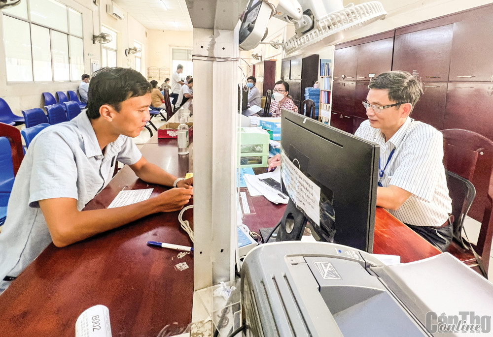 Người dân làm thủ tục đăng ký xây dựng tại Bộ phận Một cửa quận Bình Thủy.