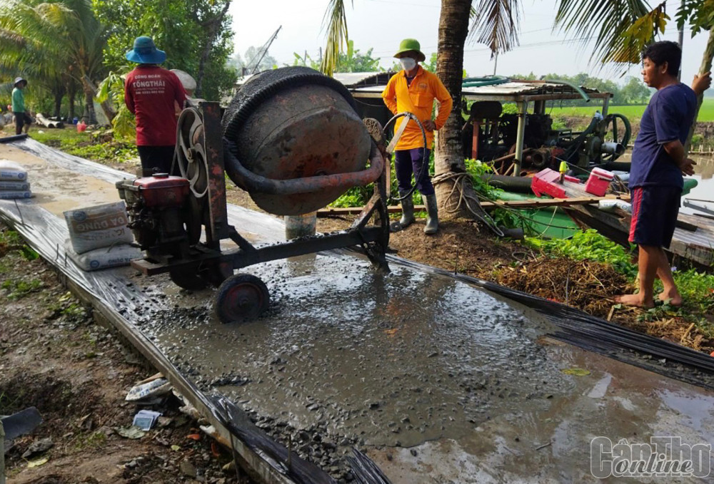 Nông dân góp phần bảo đảm an toàn giao thông Nông dân Trường Xuân B, huyện Thới Lai chung sức cùng địa phương xây dựng hạ tầng giao thông.