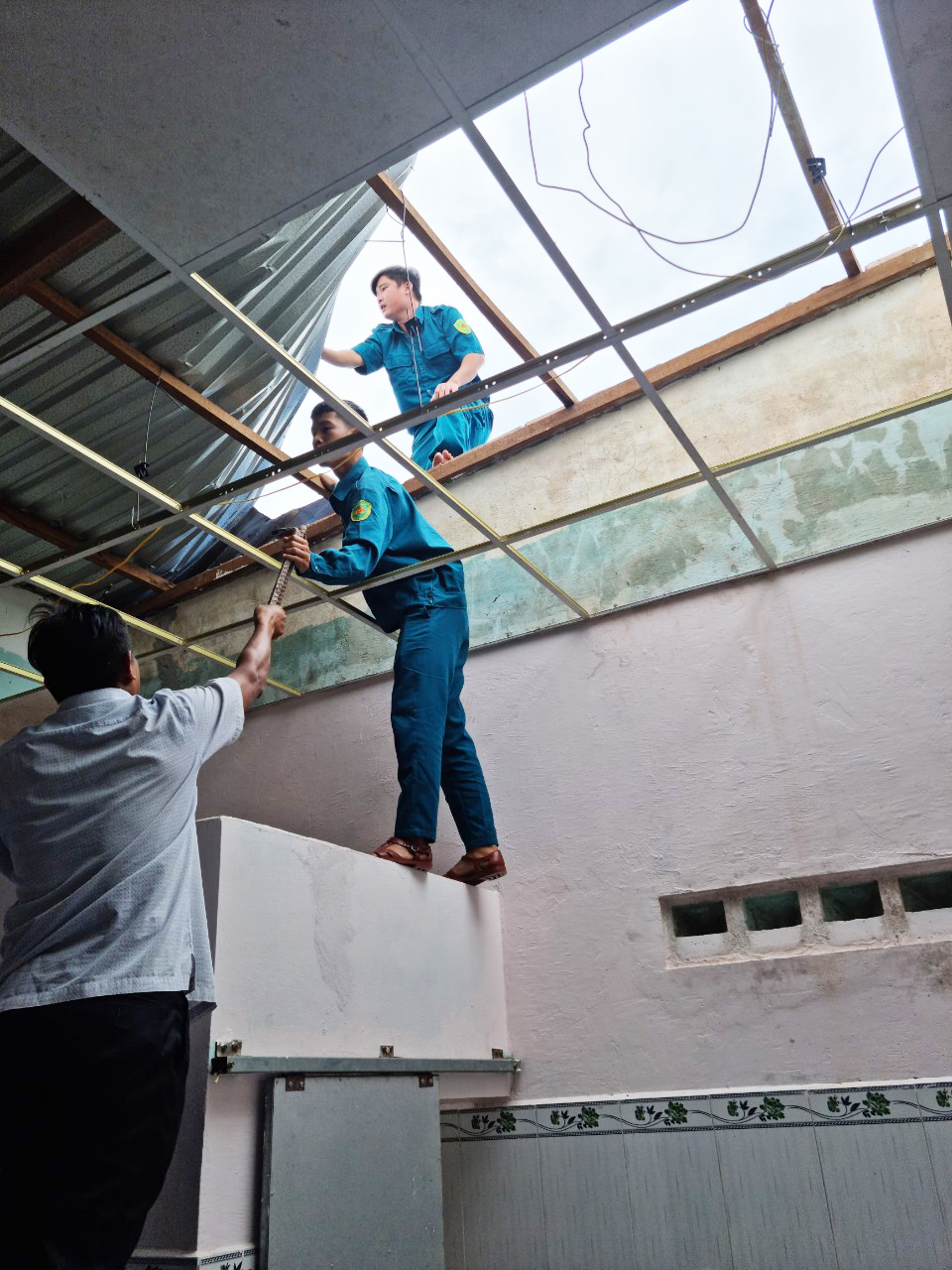 Nhiều thiệt hại do ảnh hưởng của gió mùa Đông Bắc mạnh Lực lượng chức năng giúp dân khắc phục hậu quả thiên tai trên đảo Phú Quốc.