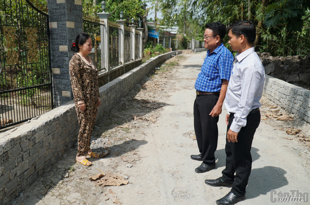 Thường trực Đảng ủy và Ủy ban Kiểm tra Đảng ủy xã Tân Thới thường xuyên tiếp xúc để nắm bắt thông tin từ người dân, kịp thời chấn chỉnh những đảng viên có biểu hiện suy thoái, vi phạm.