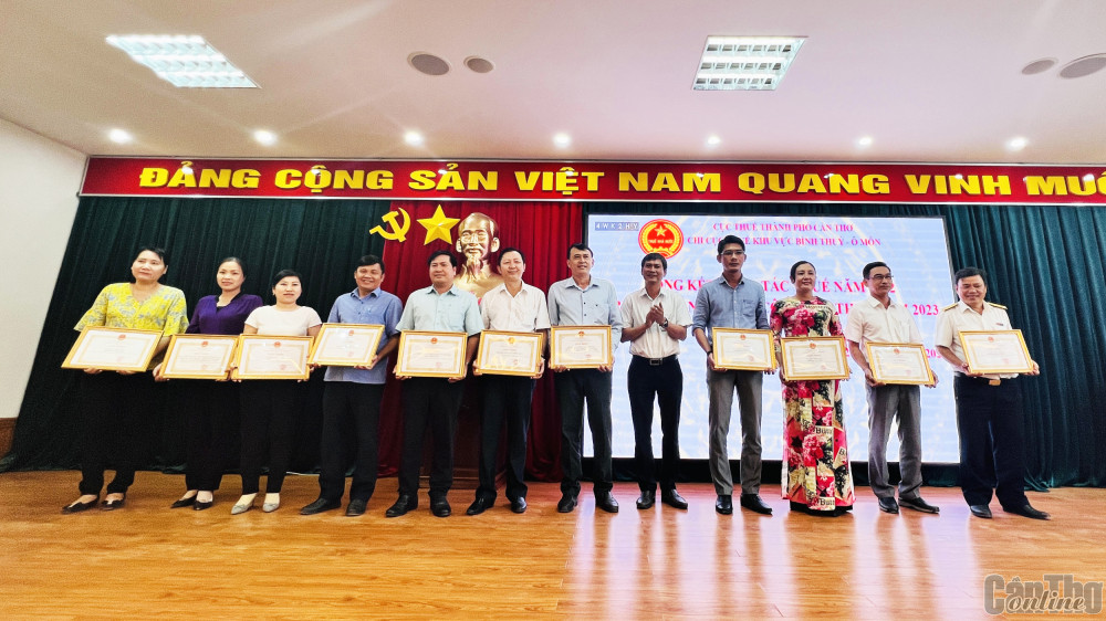 Phó Chủ tịch UBND quận Bình Thủy Nguyễn Văn Khánh (thứ 5 từ phải sang) trao giấy khen cho UBND 8 phường.