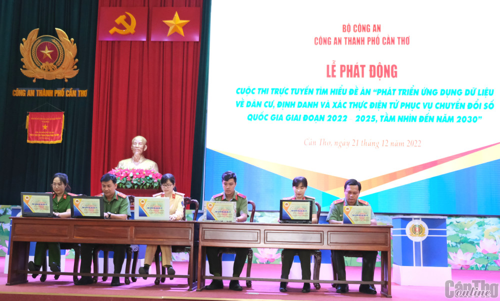 Công an TP Cần Thơ phát động cuộc thi trực tuyến tìm hiểu Đề án 06 Cán bộ chiến sĩ tham gia cuộc thi sau lễ phát động.