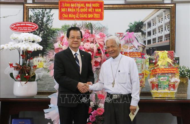 Bí thư Tỉnh ủy An Giang Lê Hồng Quang tặng quà, chúc mừng Giám mục Trần Xuân Tiếu, nguyên Giám mục Chánh Tòa Giáo phận Long Xuyên nhân Lễ Giáng sinh năm 2022.