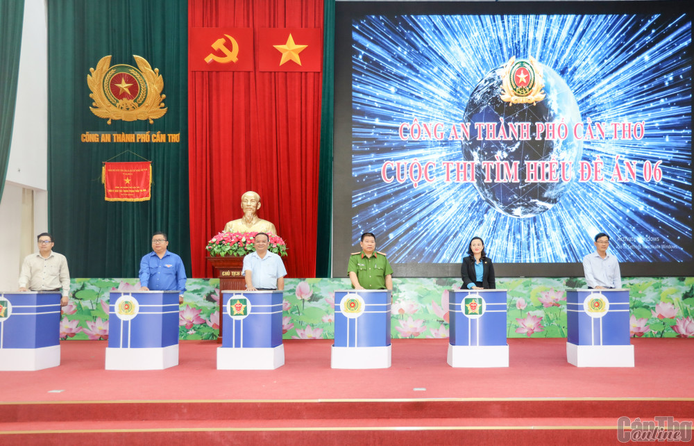 Công an TP Cần Thơ phát động cuộc thi trực tuyến tìm hiểu Đề án 06 Các đại biểu thực hiện nghi thức phát động cuộc thi trực tuyến tìm hiểu Đề án 06.