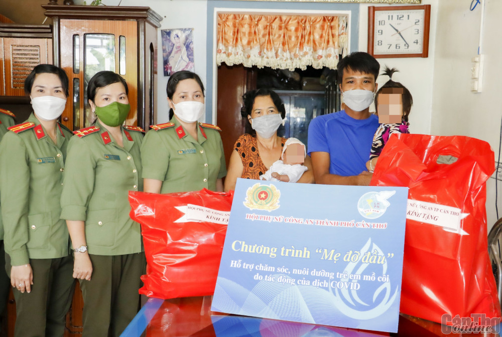 Hội Phụ nữ Công an TP Cần Thơ thăm, tặng quà trẻ em mồ côi trong Chương trình “Mẹ đỡ đầu” trên địa bàn. Ảnh Công an TP Cần Thơ.