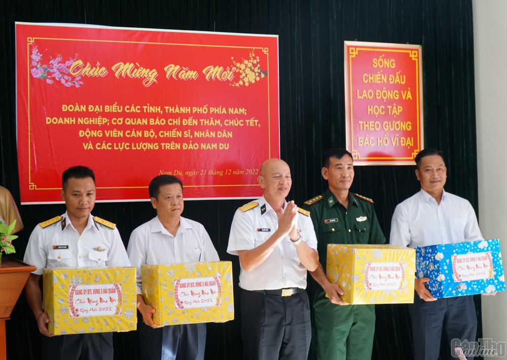 Đại tá Lục Đức Tiên, Phó Tư lệnh Vùng 5 Hải quân, Trưởng đoàn Công tác tặng quà, động viên các đơn vị đóng quân trên trên đảo Nam Du và Đảng ủy, UBND xã An Sơn.
