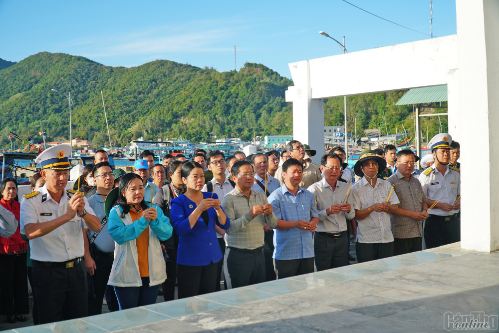 Đoàn đại biểu thắp hương tưởng niệm các nạn nhân của bão số 5.